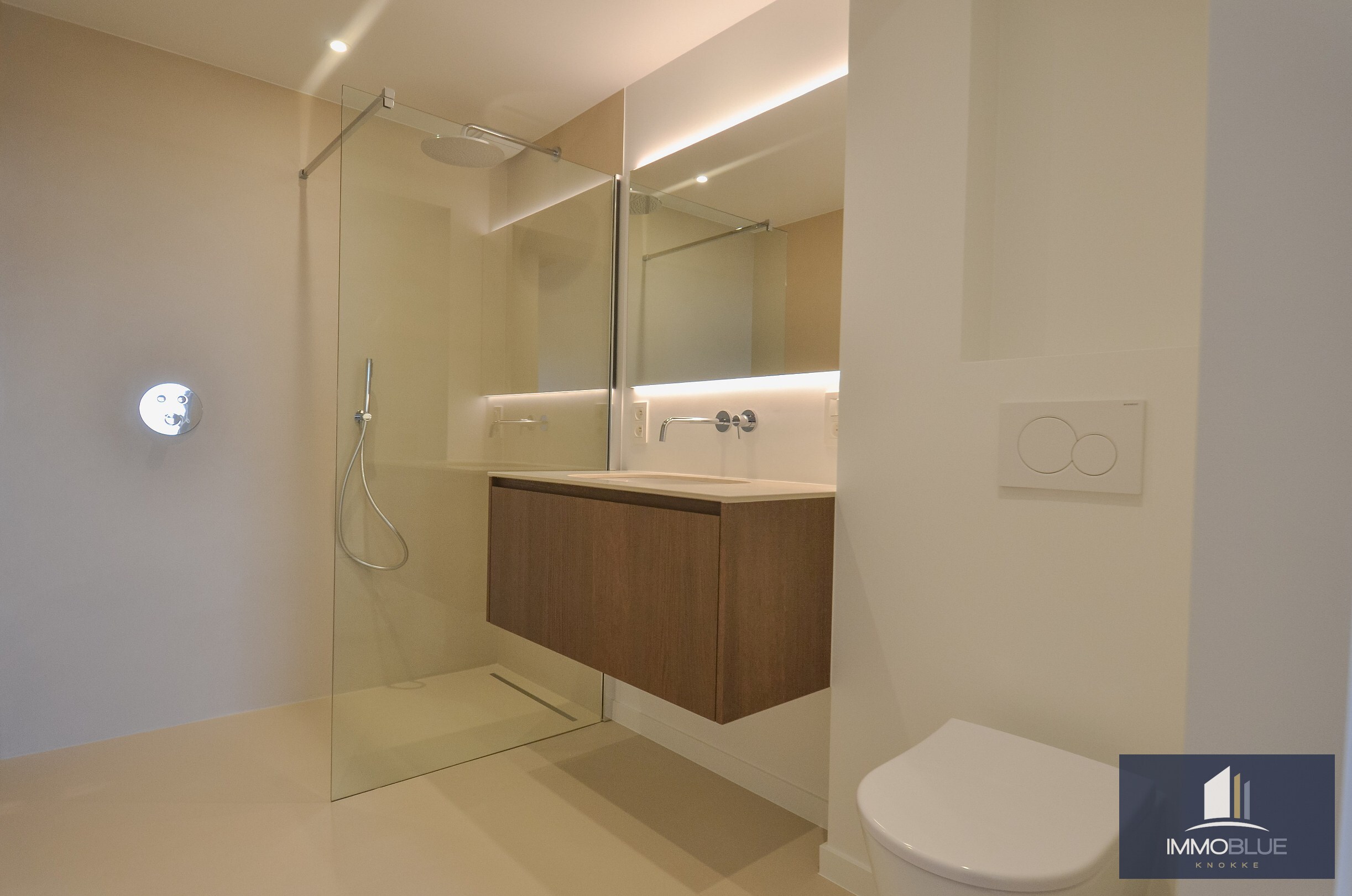 Exclusief – Stijlvol volledig gerenoveerd appartement met frontaal zeezicht. 