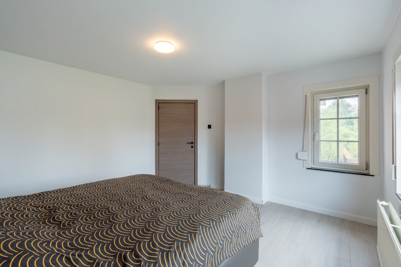 Ruime gerenoveerde woning in Niel-bij-As met 3 slaapkamers. 