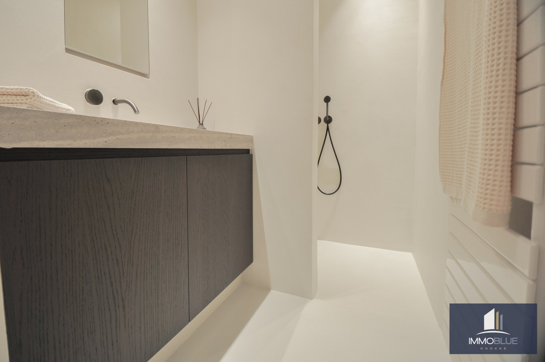 Uitzonderlijk, tijdloos volledig gerenoveerd appartement met een open zicht . 