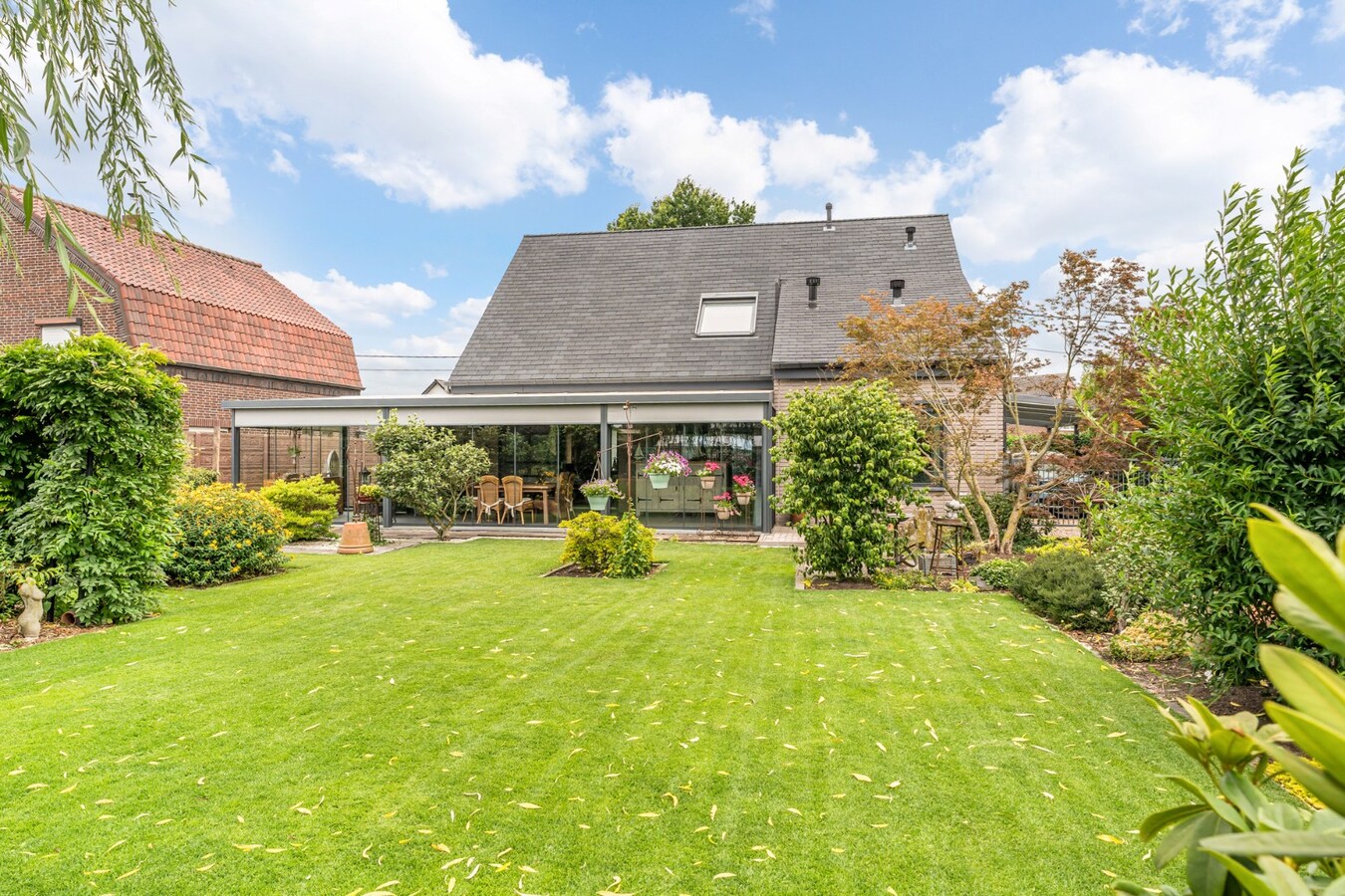 Zeer goed onderhouden en praktisch ingedeelde gezinswoning met 4 slaapkamers en prachtige tuin. 