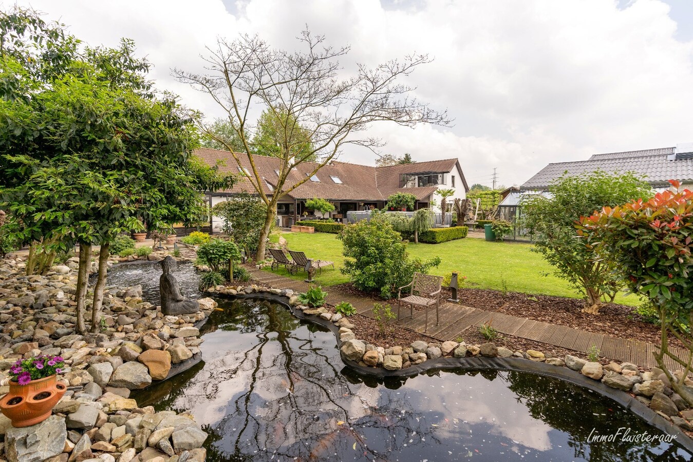 Prachtige villa met hippische accommodatie en binnenpiste op ca. 2ha te Paal 