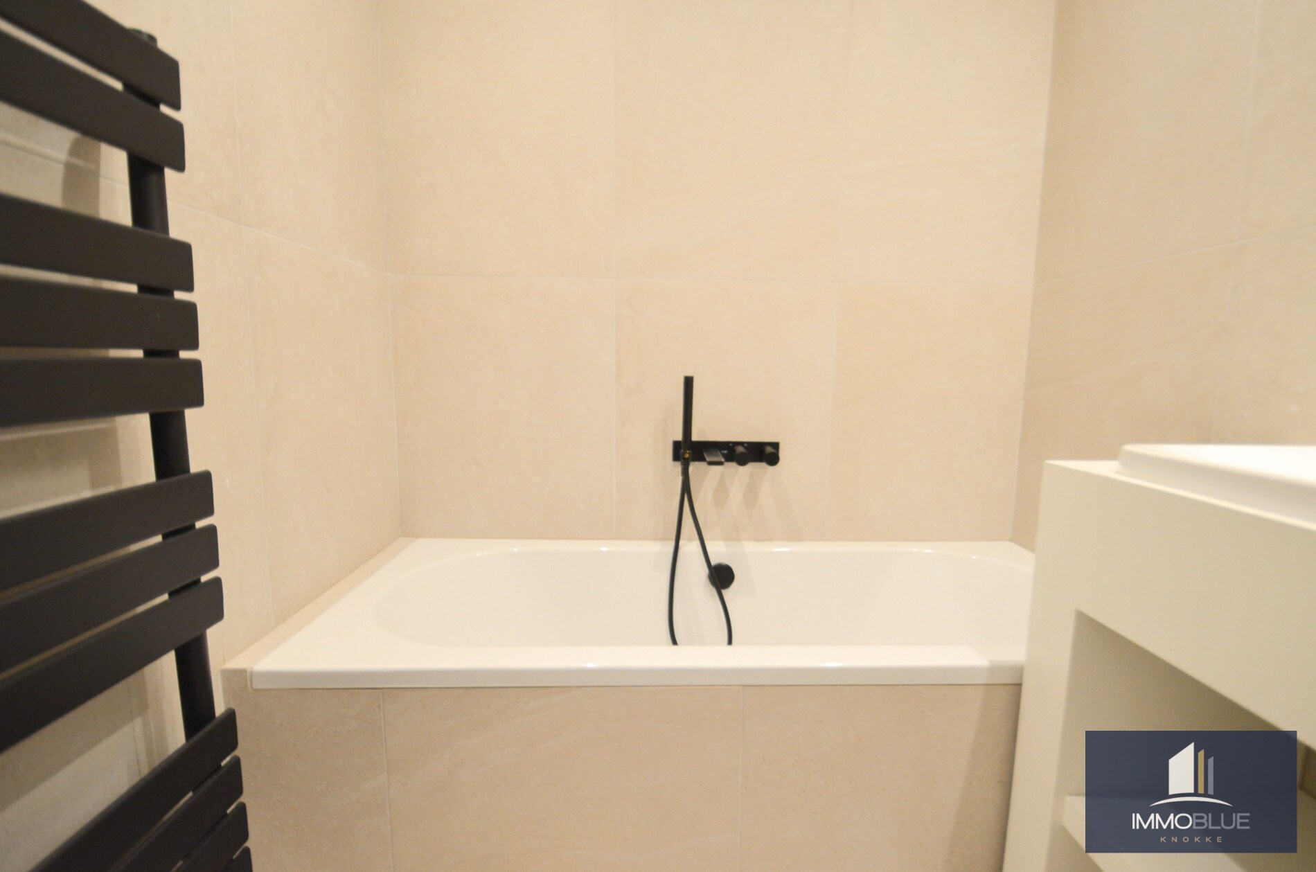 Volledig gerenoveerd, lichtrijk appartement op wandelafstand van zee en het commercieel centrum. 