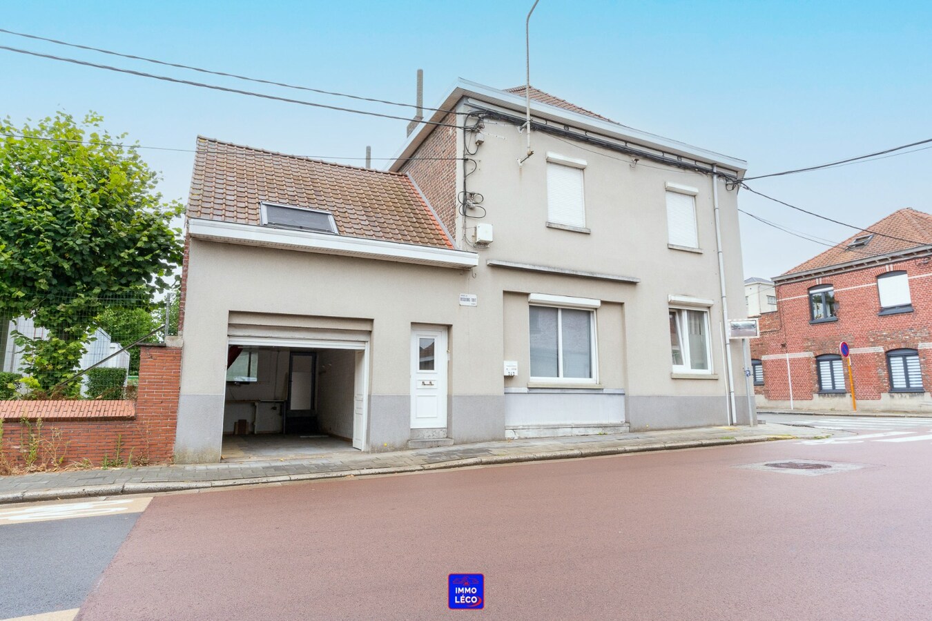 Espace de stockage de +/- 50m² avec emplacement pour une voiture 