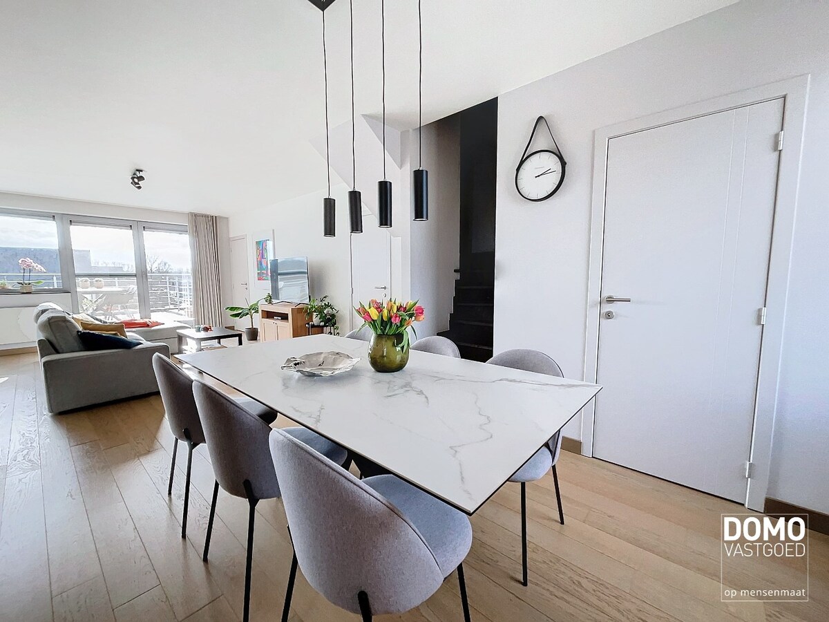 Knap en ruim appartement in het centrum van Kermt, inclusief een buitengewoon terras. 