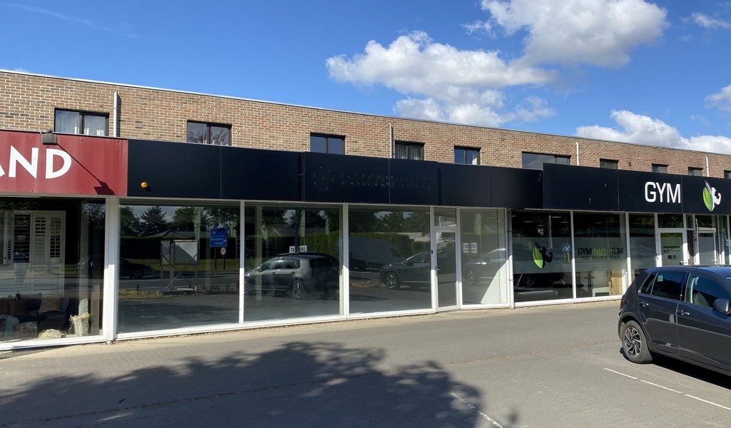 Showrooms te huur op zichtlocatie langs N9 in Lievegem