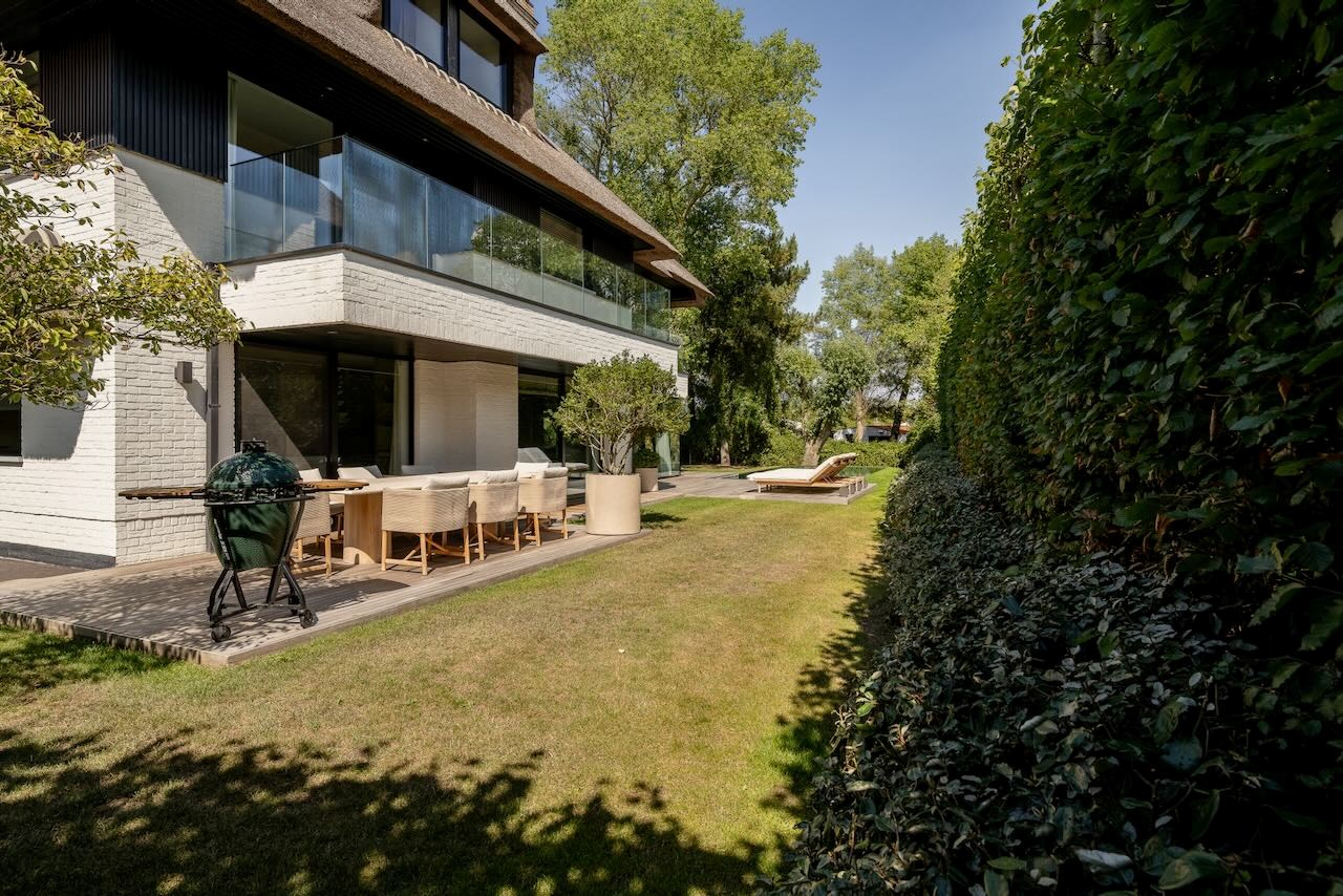 Magnifique villa récente de style contemporain allie une finition intemporelle à un emplacement unique et une vue imprenable sur le Zwin. 