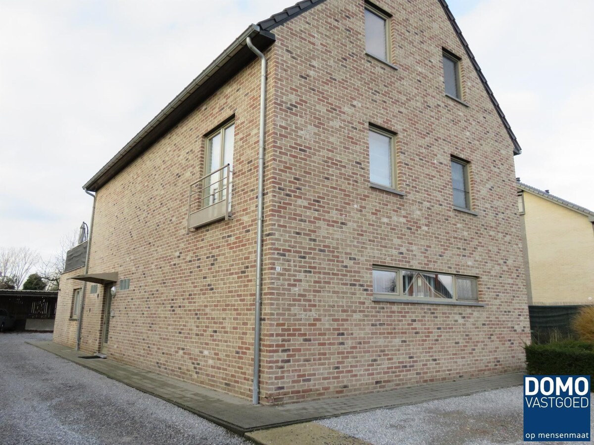 Ruim duplexappartement met 2 slaapkamers op een centrale ligging in Diepenbeek. 