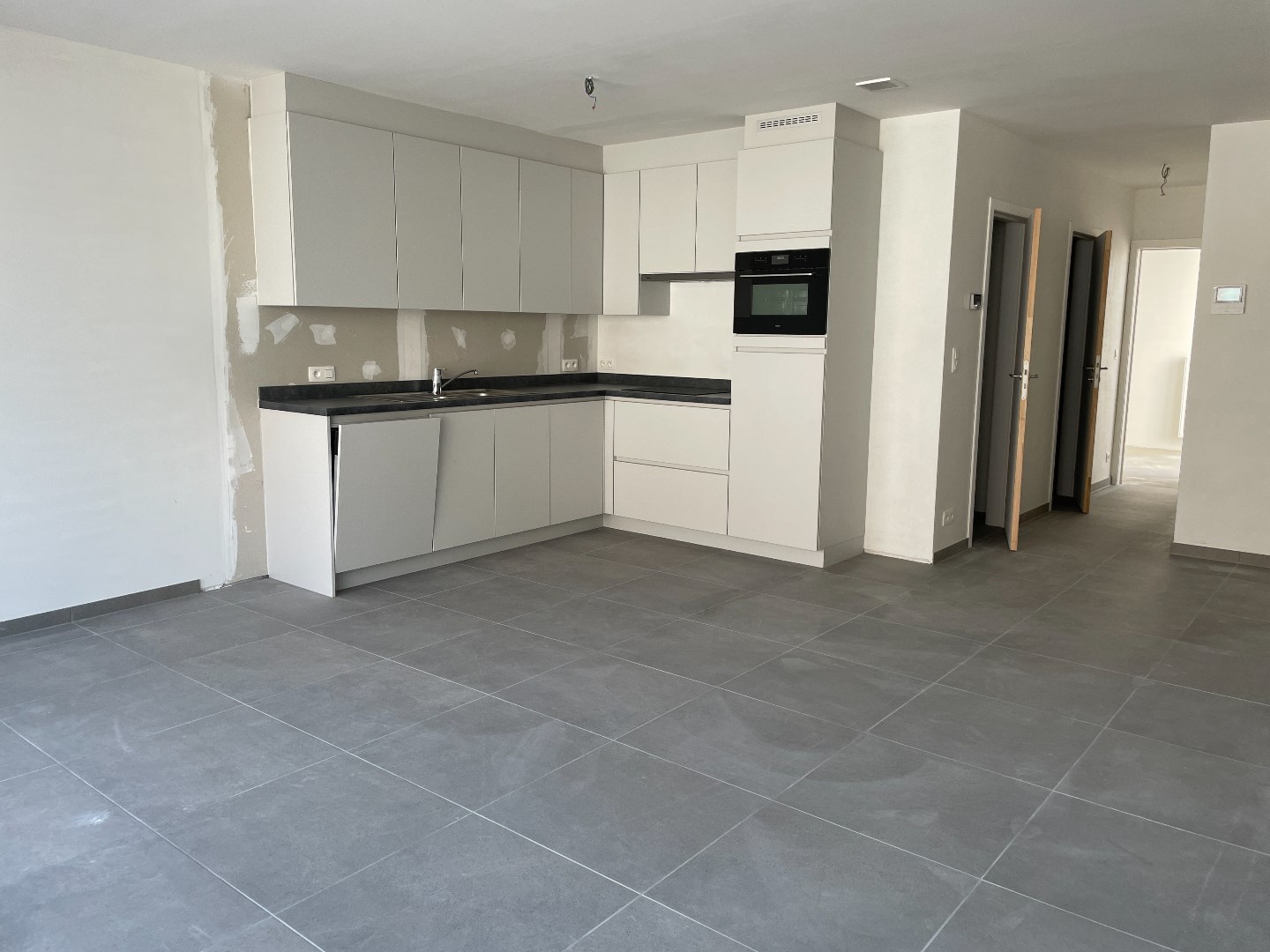 Recent twee slaapkamerapp. met autostaanplaats en terras 