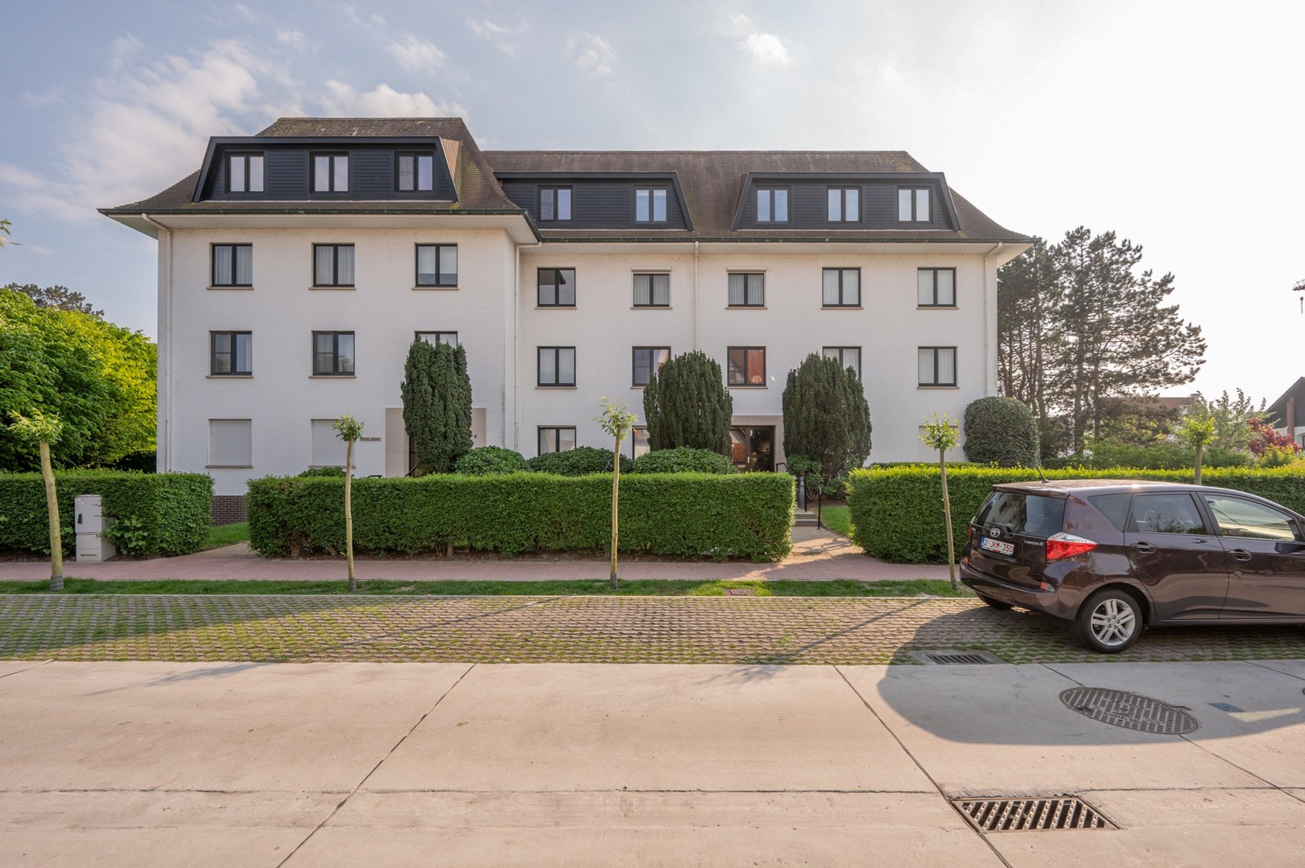 Klassevol appartement gelegen in een charmante villaresidentie in het Zoute. 