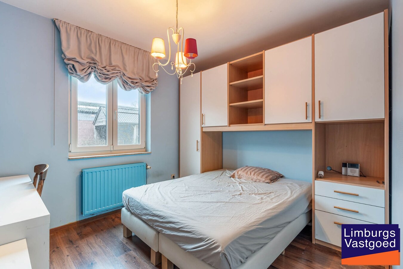 Landelijk gebouwencomplex voor paardenhouderij, op ong. 3ha 50a met stallen, weides/paddock, binnen-en buitenpiste, en woning. 