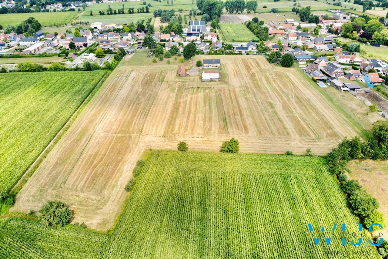 Op te frissen bungalow met 36.274m² grond te Oosteeklo ! 