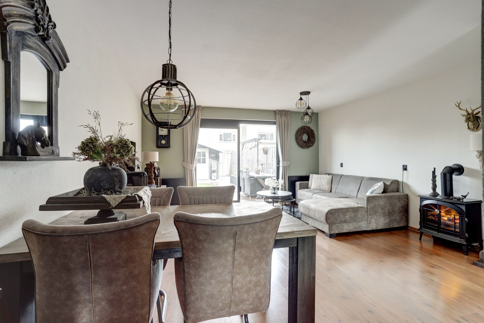 Energiezuinige (A-label) en uitstekend onderhouden 4-kamer tussenwoning met voor- en achtertuin met houten berging! 