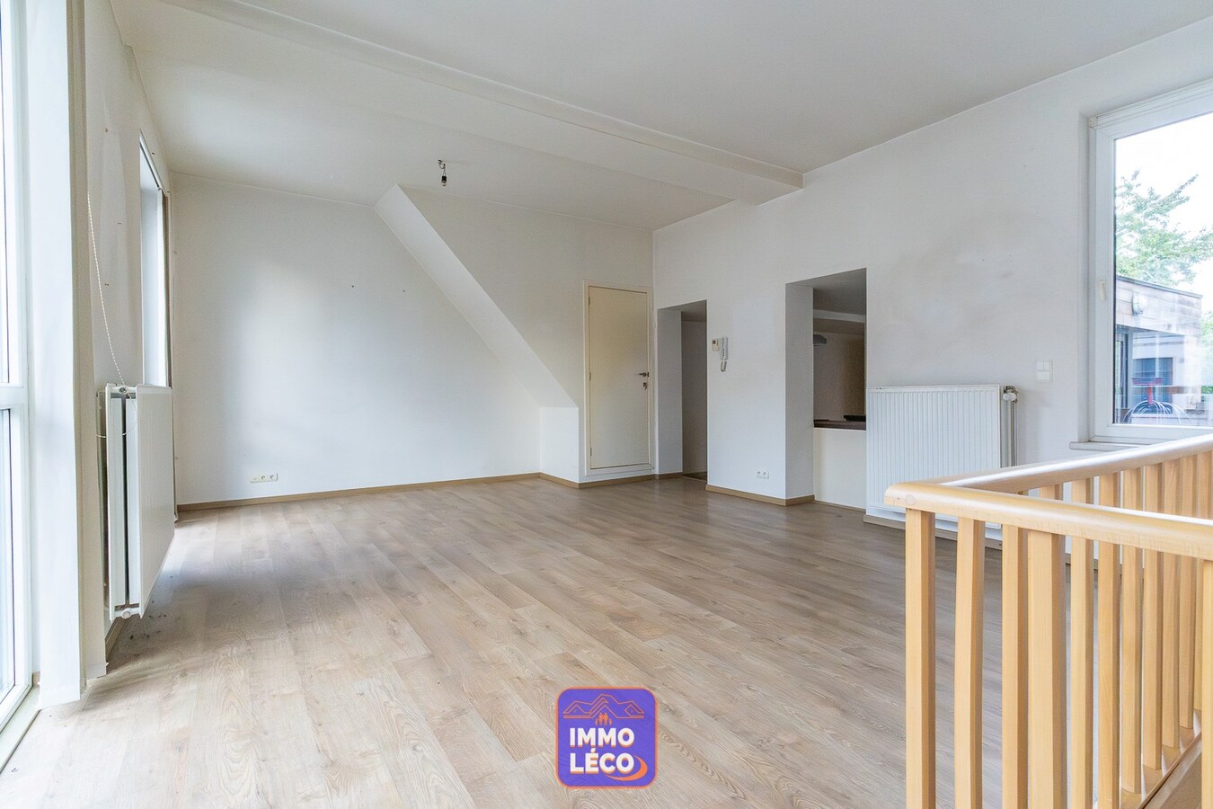Immeuble avec un bureau et un appartement 2 chambres. IDEAL INVEST 