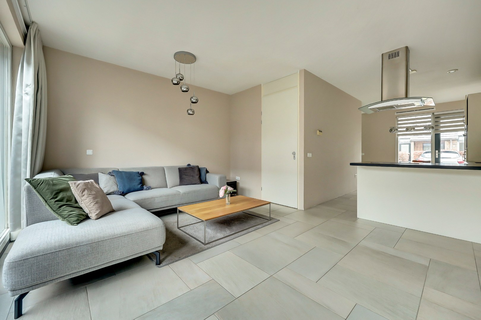 In de jonge woonwijk Nesselande in deelplan Haag en Park gelegen 5 kamer tussenwoning met houten berging en parkeerplaats op 131 m² eigen grond. 