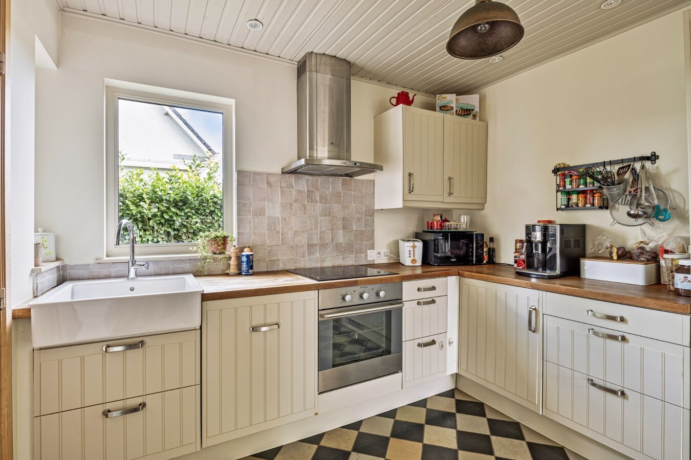 Residentieel gelegen, vrijstaande woning met praktijkruimte 