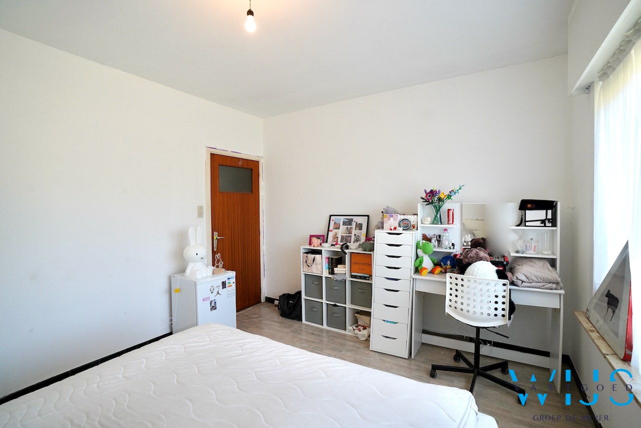 Op te frissen bungalow met 36.274m² grond te Oosteeklo ! 