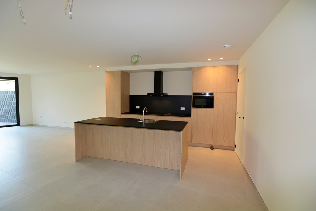 Gelijkvloers nieuwbouwappartement 124 m² met 2 slpk, tuintje en 2 autostandplaatsen. 