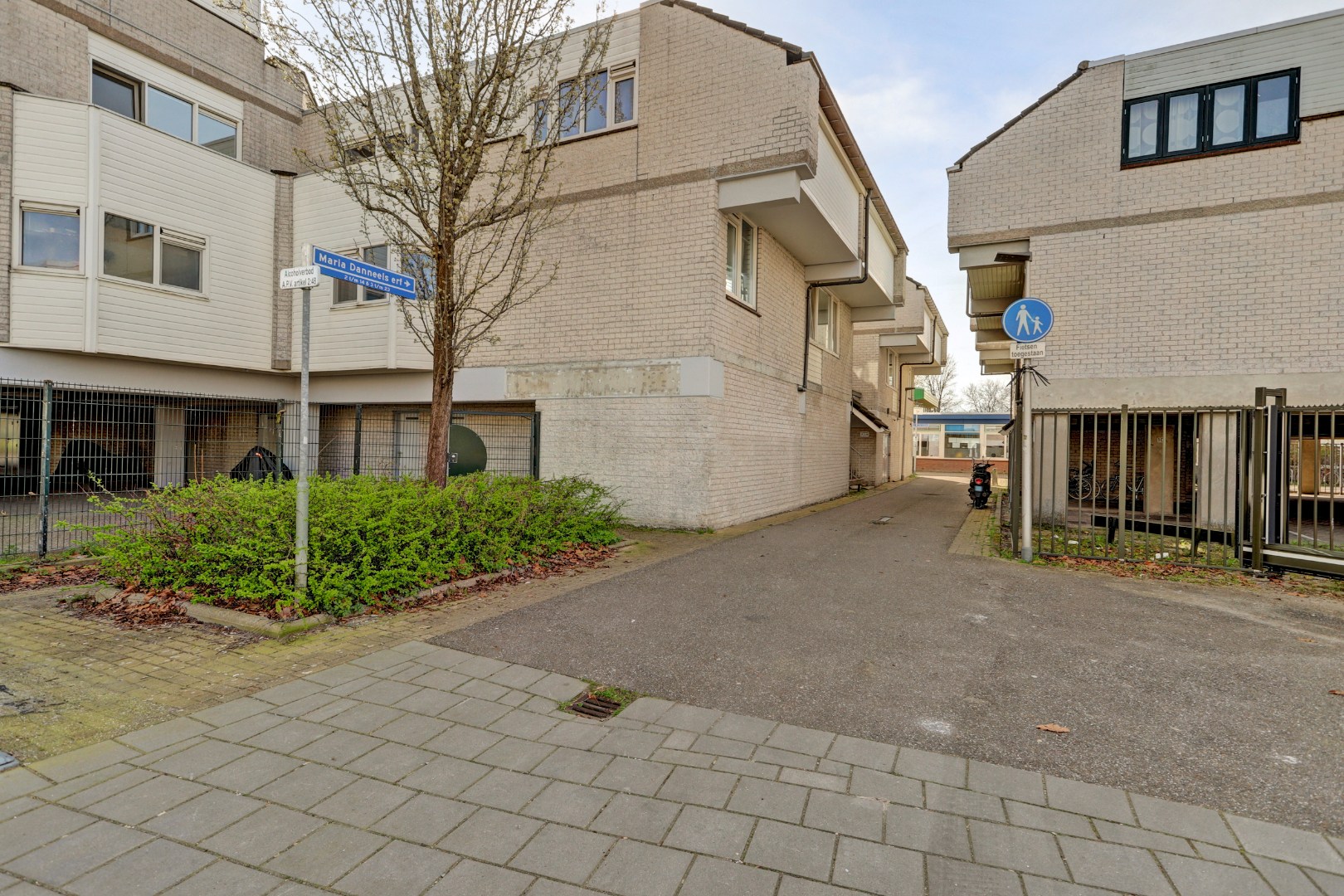 Ruime 4- (voorheen 5) kamer woning op 1e etage met riant terras van 45 m² en een berging en overdekte parkeerplaats op begane grond. 