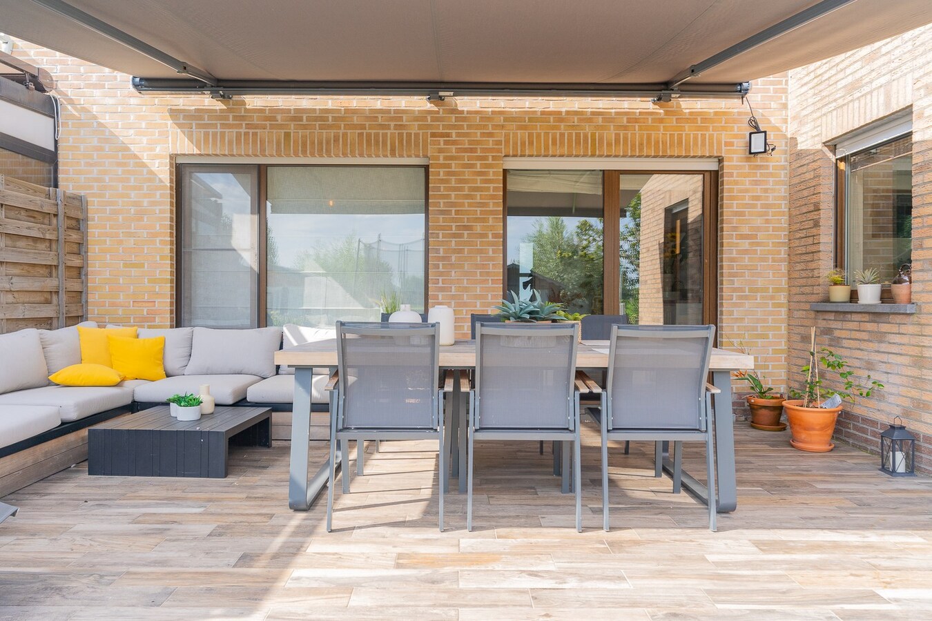 Maison entièrement rénovée, garage, parking, jardin. 