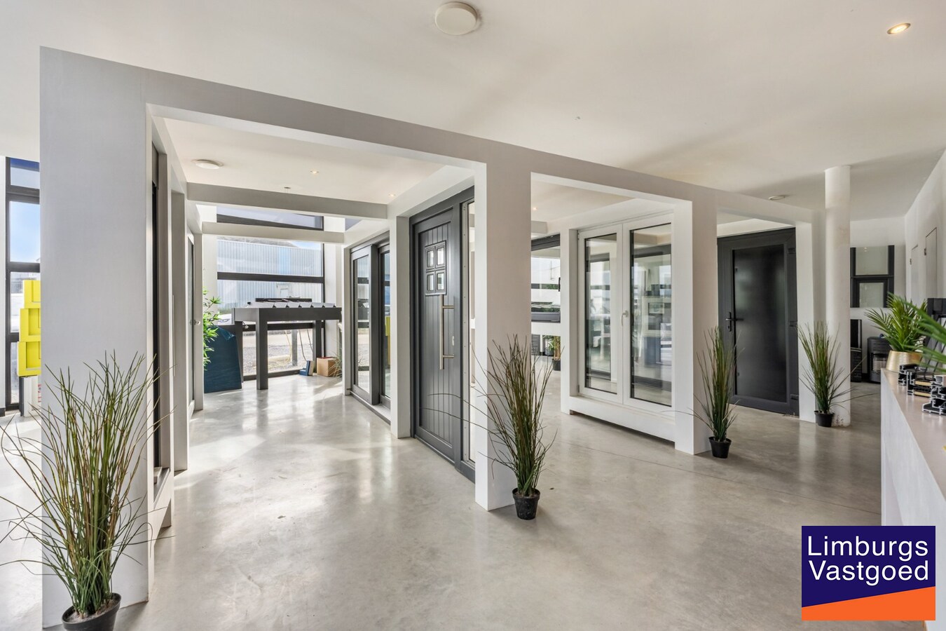 Bedrijfsgebouw met toonzaal, kantoren, magazijn en woonst - groot 700m² 
