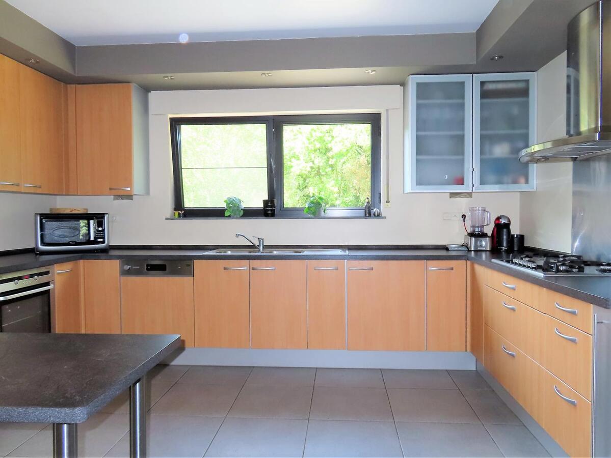 Prachtige villa, rustig gelegen te Houthalen. Dichtbij autosnelwegen en openbaar vervoer. Het centrum van Houthalen op 5 minuten en Hasselt op 15 minuten. 