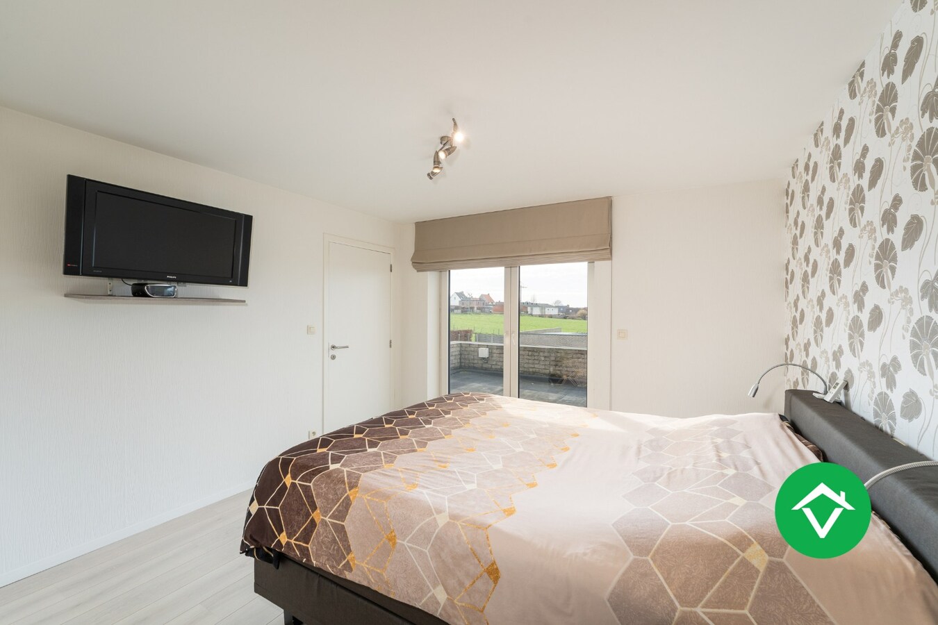 Alleenstaande woning met 4 slaapkamers en garage te Aartrijke 