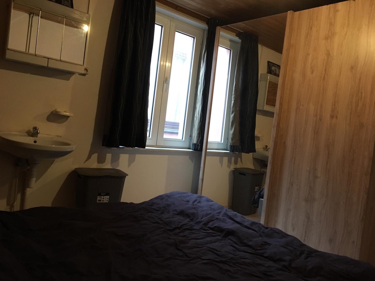 Degelijke rijwoning in de gekende Papegaaistraat. 