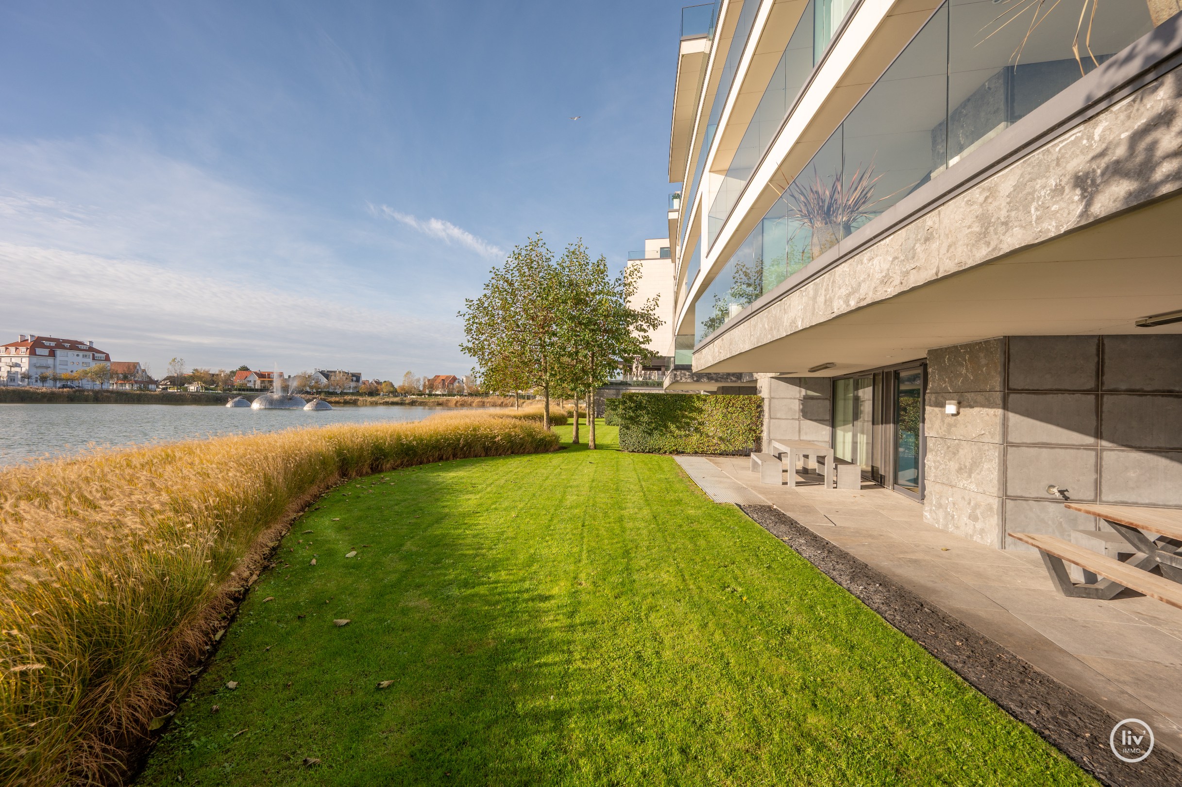 Breed en luxueus afgewerkt tuinappartement met wijde zichten op het meer. 