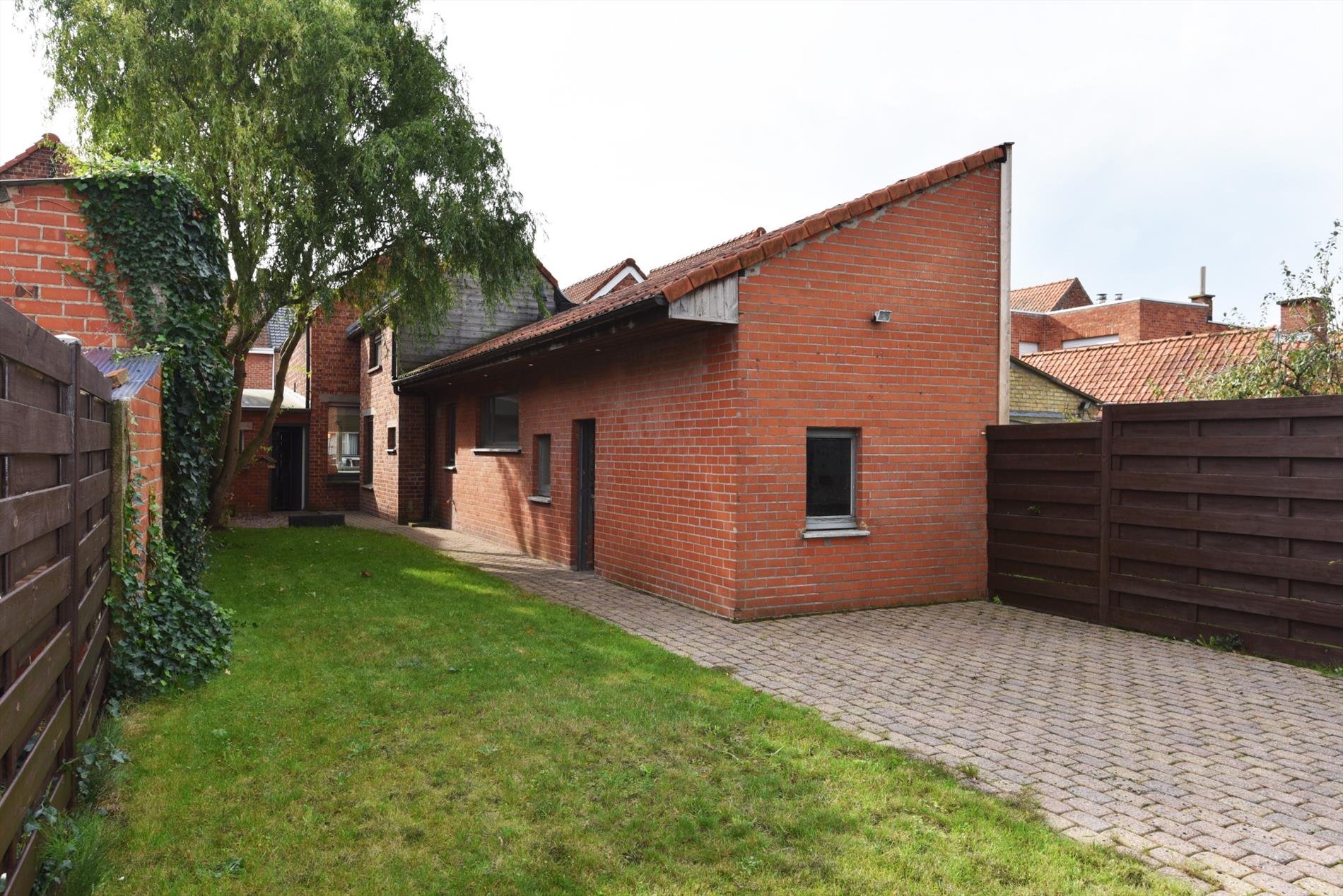 Gezinswoning met 2 slpks (mogelijkheid 3), garage en tuin nabij centrum Maldegem 