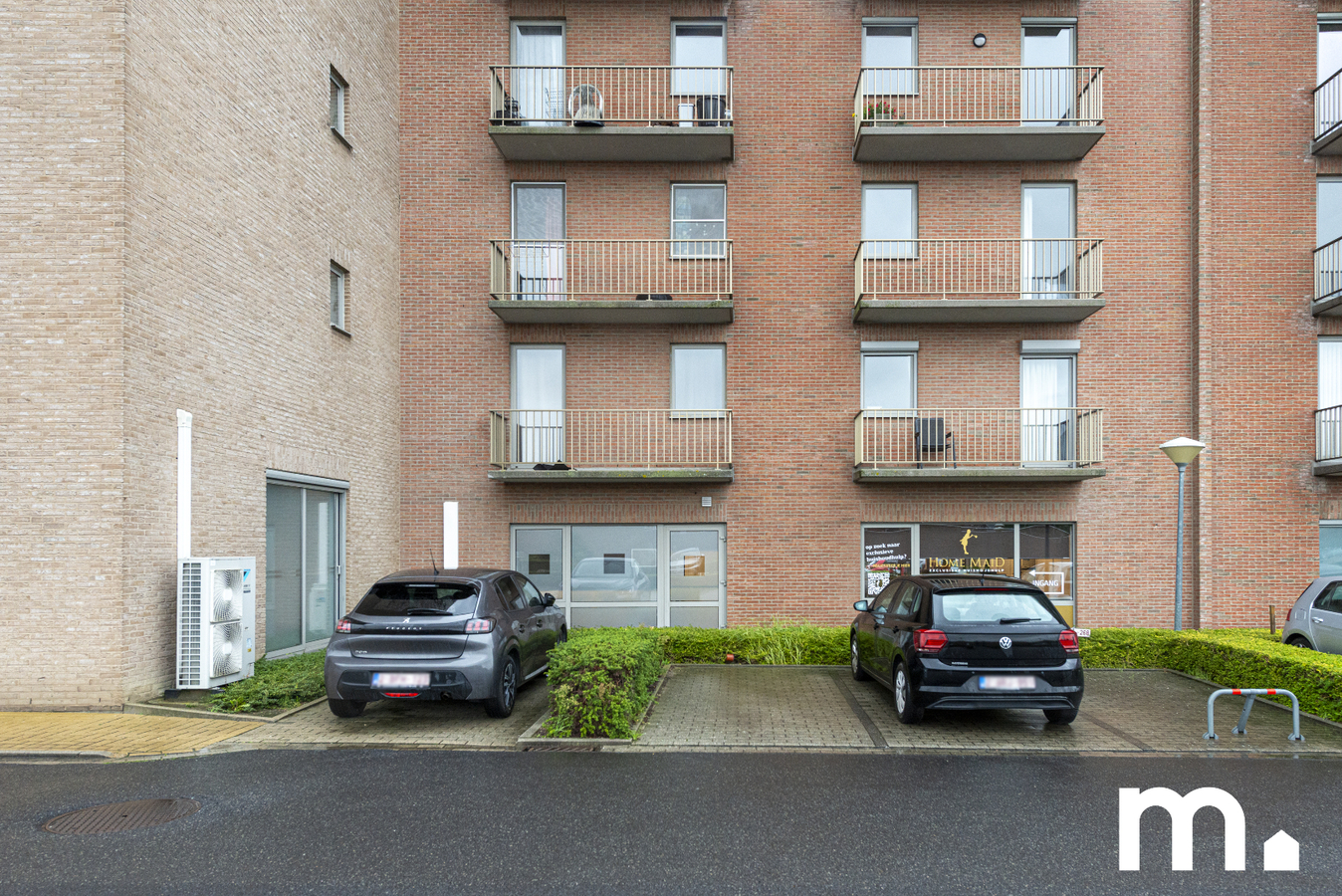 Instapklaar appartement met garage en privé parkeerplaats te koop in Roeselare ! 