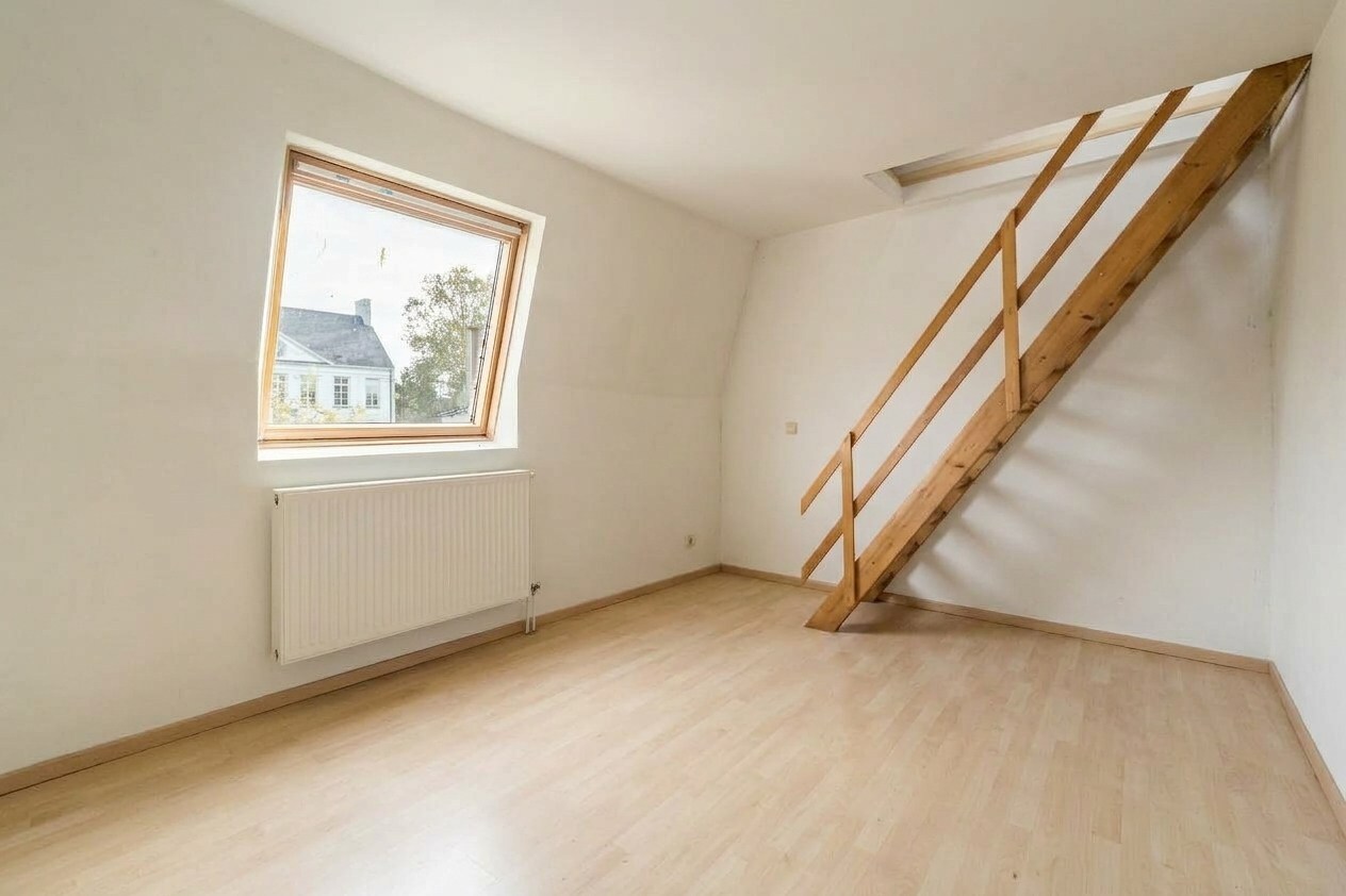 Te renoveren rijwoning met 2 slaapkamers in het centrum van Zomergem 