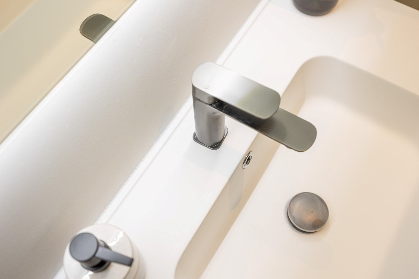 Gerenoveerd glvl appt met tuin te Kontich! 