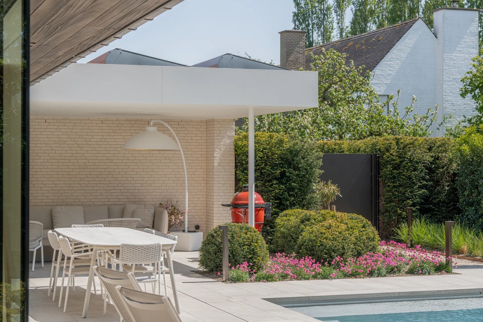 Prachtig vernieuwde koppelvilla rustig gelegen tussen Knokke centrum en Het Zoute met een perfecte Zuid-West oriëntatie. 