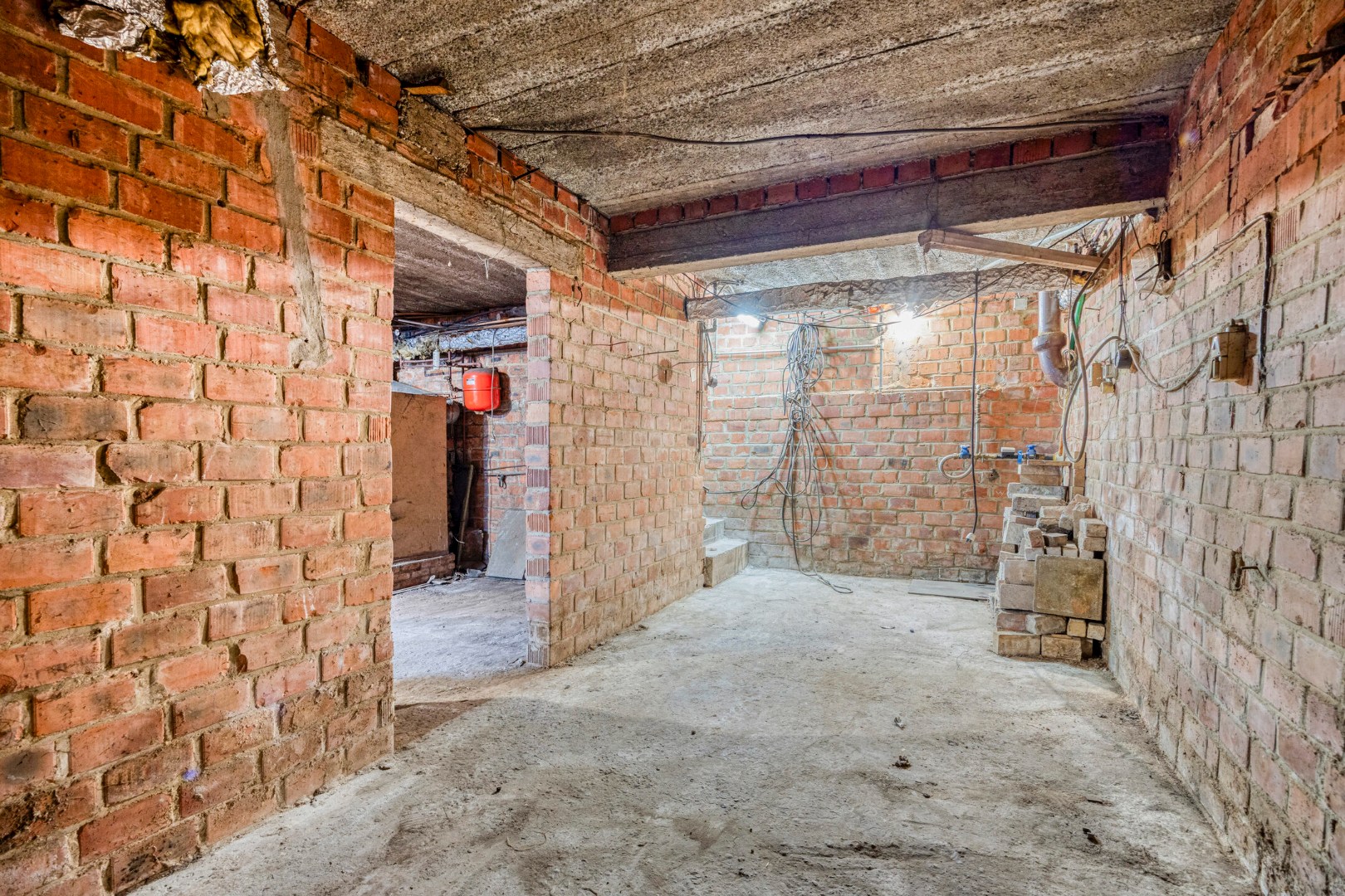 Open bebouwing met 3 slaapkamers, ruime garage op een perceel van 9a 62ca– EPC 596 kWh/m² - bewoonbare opp. 218 m² 