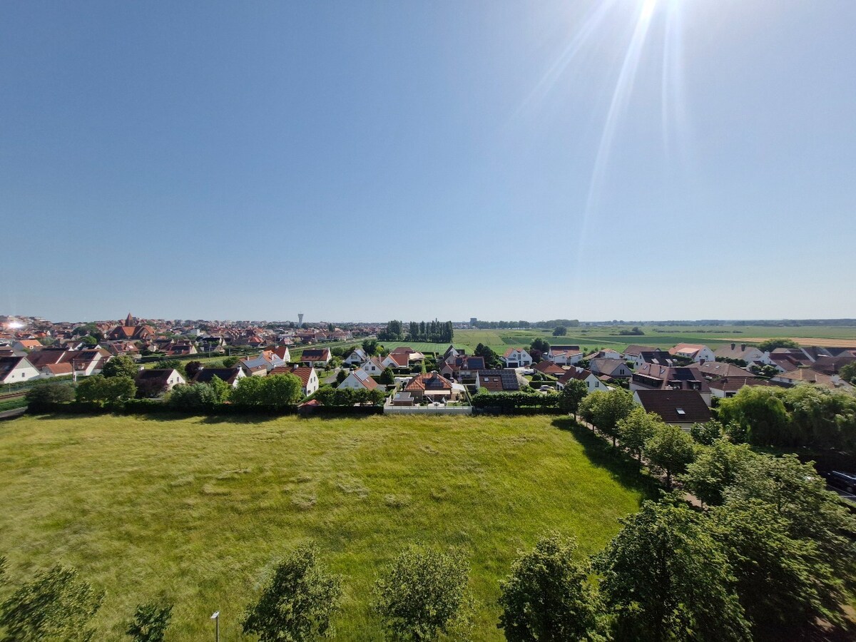 Studio met ruim terras en prachtig uitzicht op wandelafstand van zee. 