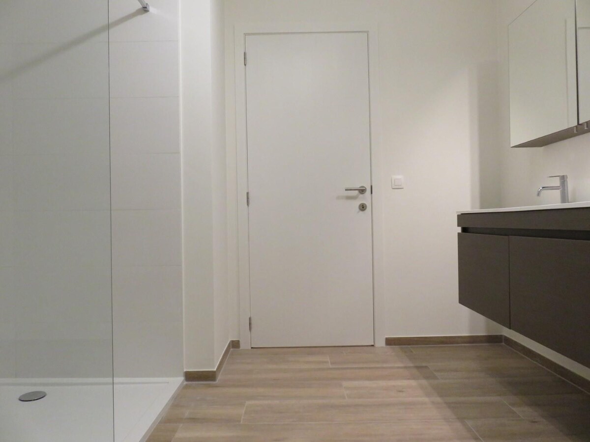 Dakappartement met 2 slaapkamers, terras en autostaanplaats! 