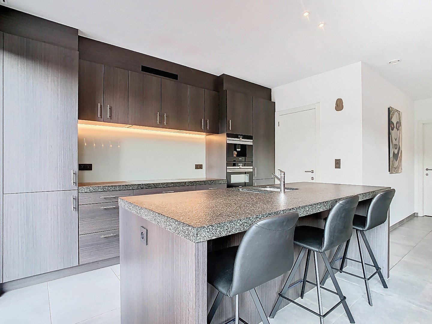 Recent gelijkvloers appartement met tuin, 2 slaapkamers en dressing 