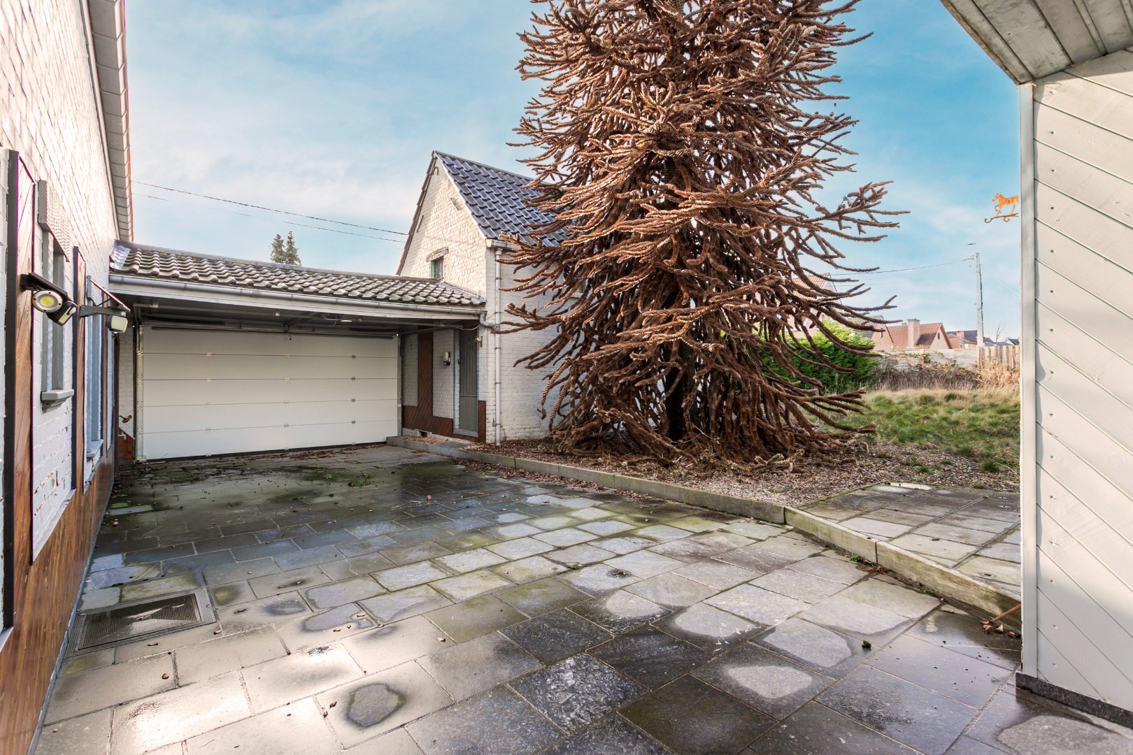 Te renoveren fermette met 3 slpk, bijgebouw en garage en mogelijkheid tot uitbreiding (bouwgrond) 