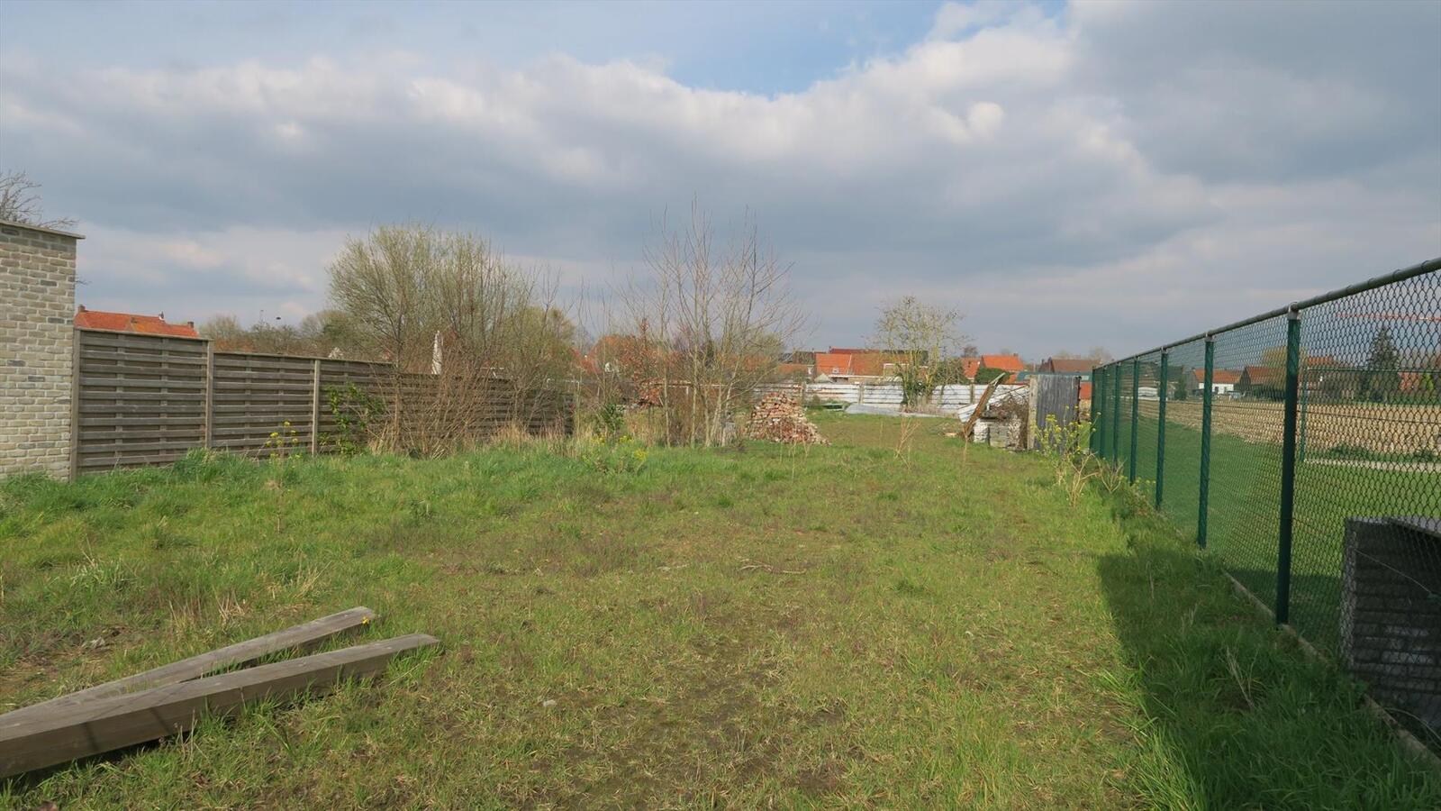 Welgelegen woning op ruim perceel van 1230 m² 