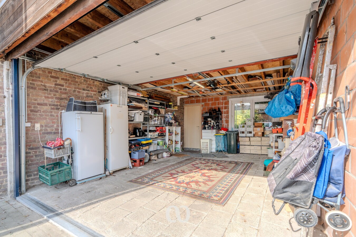 Instapklare woning met zonnepanelen, prachtige tuin en garage 