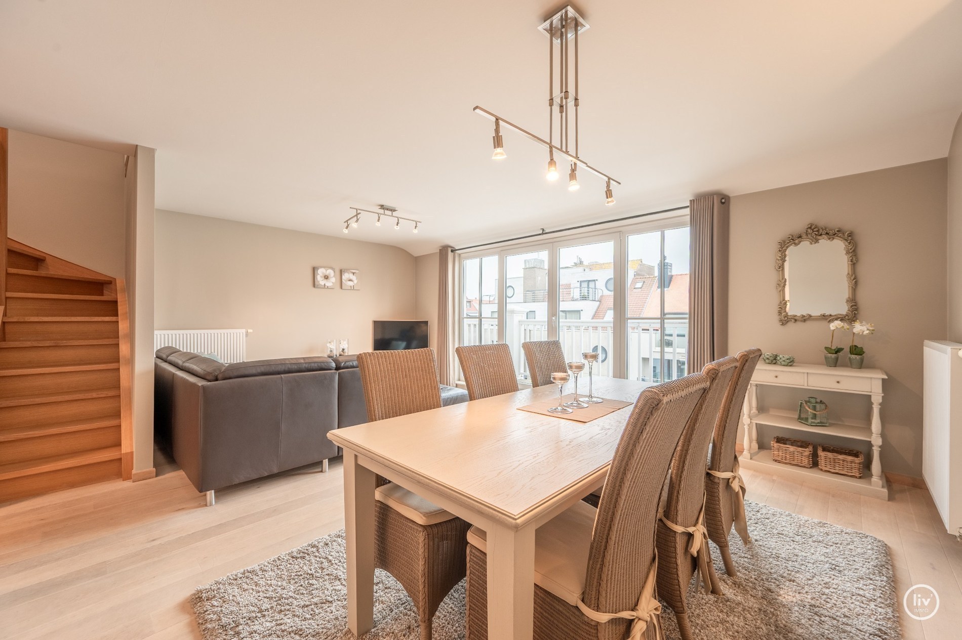 Appartement en duplex prêt à emménager à distance de marche de la digue Albertstrand et de l'avenue Lippens. 