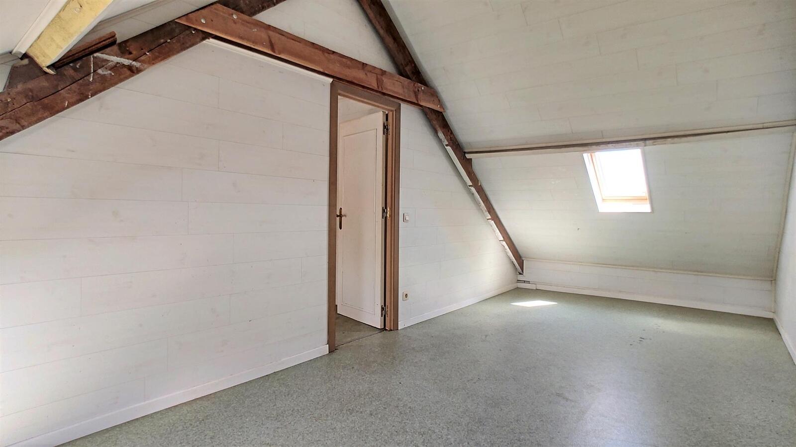 Volledig te renoveren woning met aangename tuin - Heist 