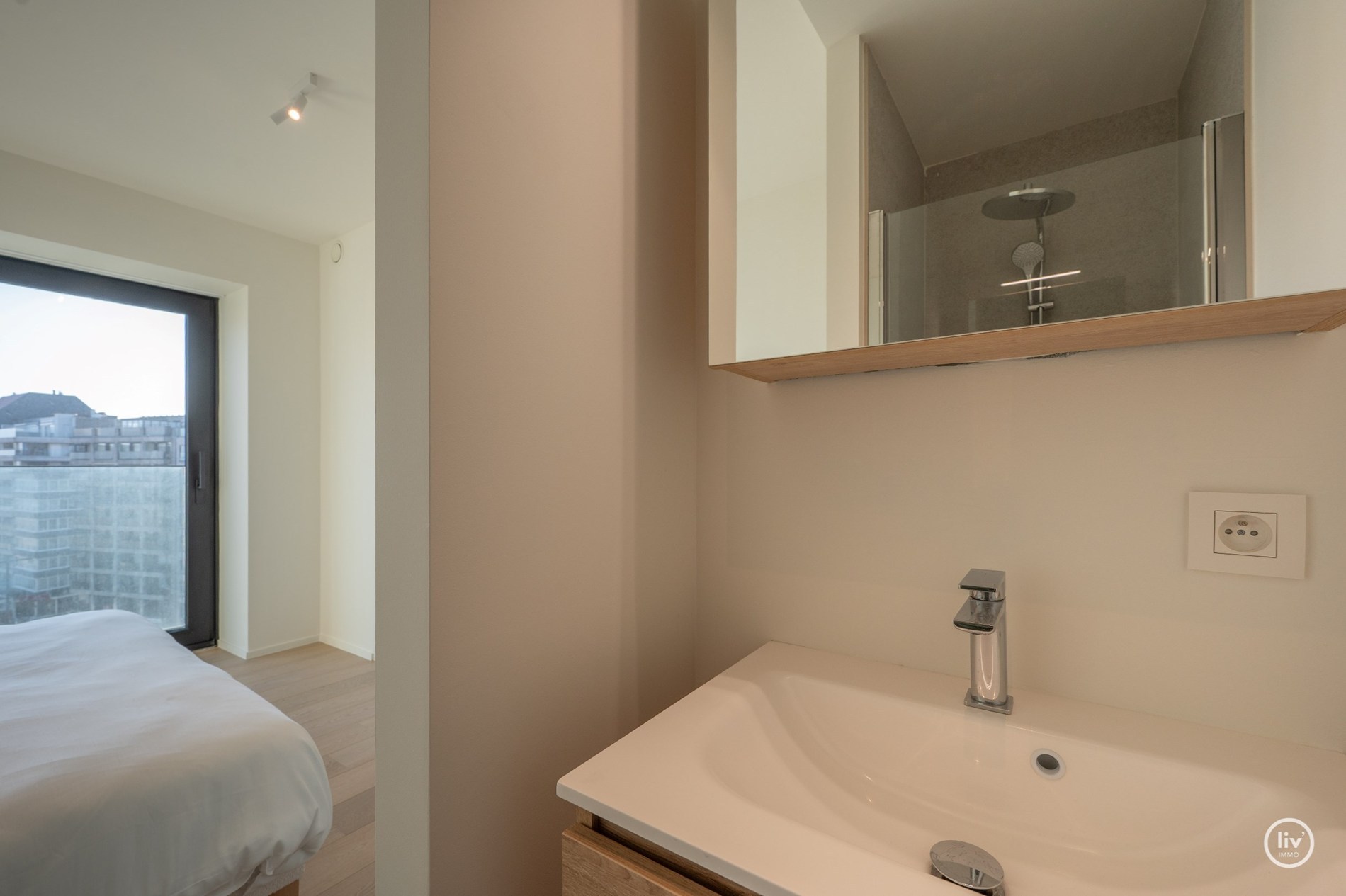 Appartement en duplex à vendre dans le prestigieux et nouveau projet architectural Tour des Héros, situé sur la place des Héros à Heist, avec une vue frontale sur la digue et la mer, à proximité de no 