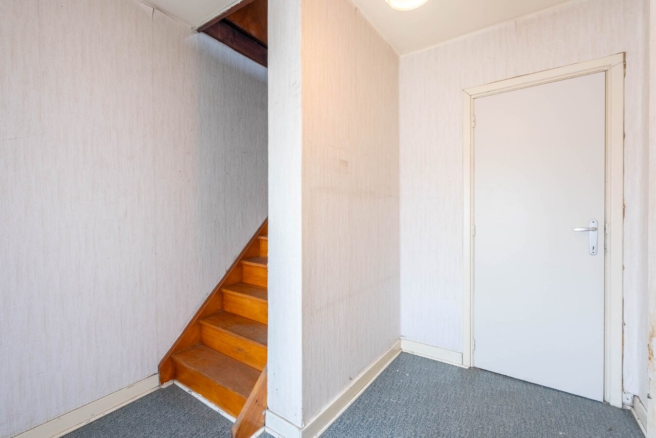 Charmante, te renoveren woning op een perceel van 9a14ca met ruime garage in achtertuin! 