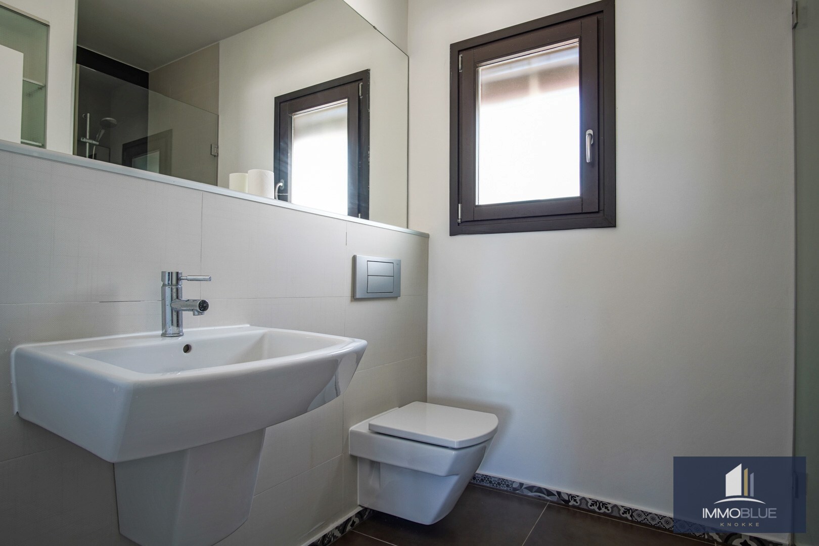 Charmante villa met aangekoppeld bijgebouw met een open uitzicht op de zee. 