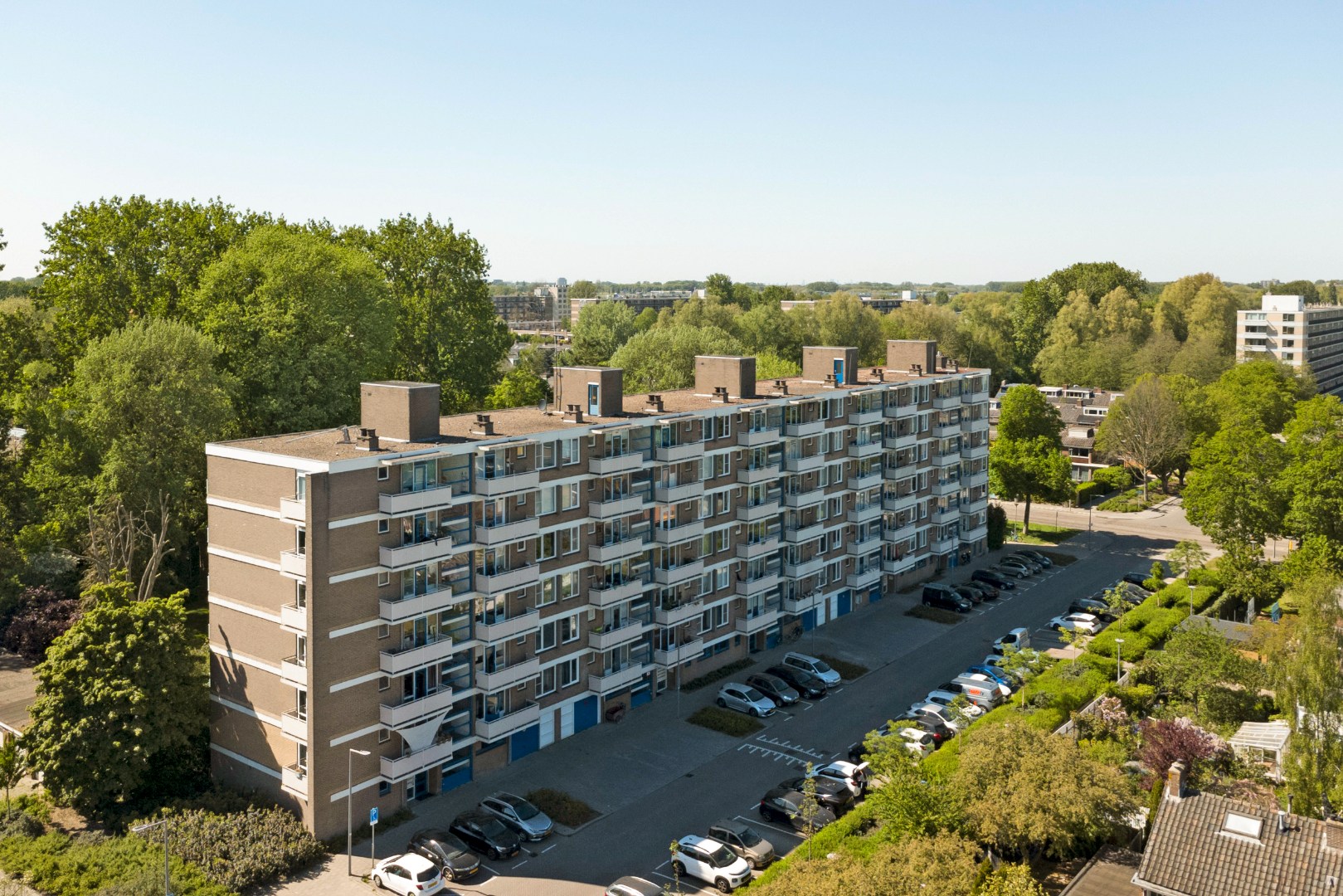 Goed onderhouden en instapklaar 4-kamer hoek-appartement op de 4e verdieping met moderne keuken en badkamer, 3 balkons en gelegen op eigen grond. 