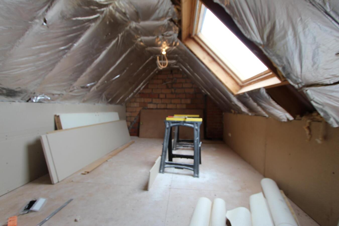 Ruime alleenstaande woning met 5 slaapkamers en garage te Koekelare 