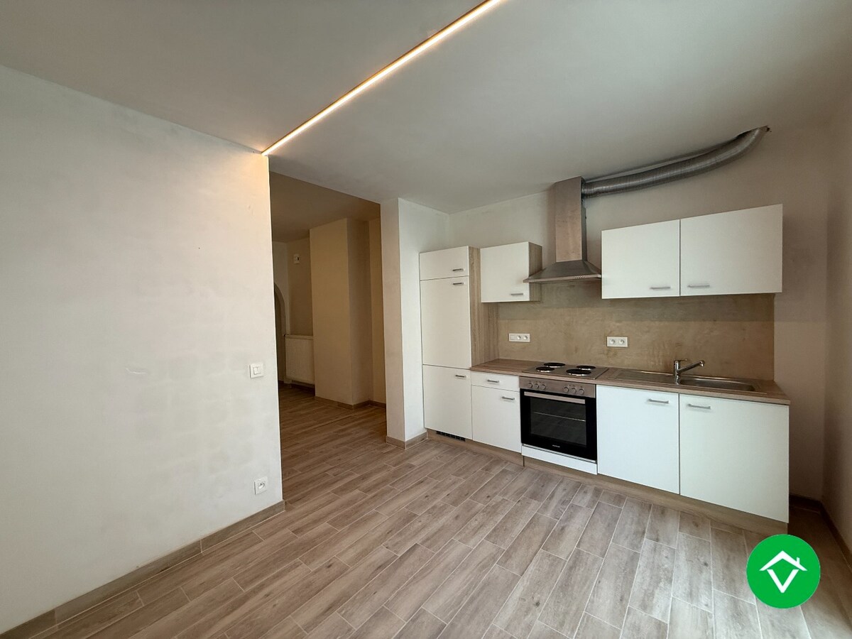 Gerenoveerde woning twee slaapkamers en koer in centrum Roeselare 