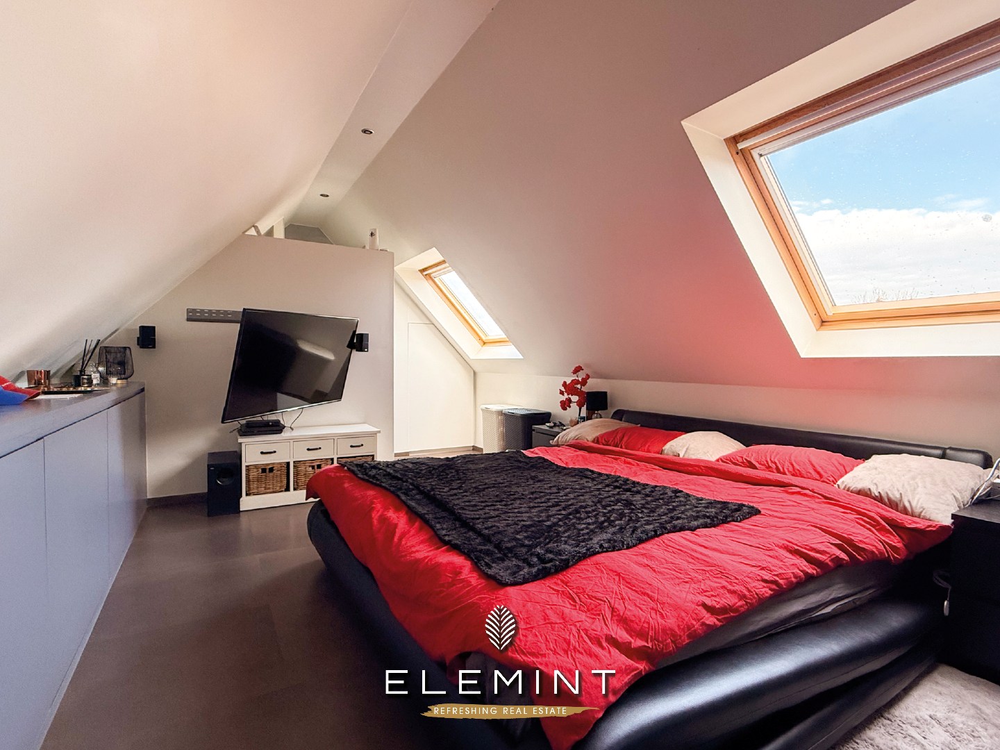 Uniek triplex-appartement met private inkom, 3 slpk, 2 badk &amp; ruim terras met vijver (161 m²) 