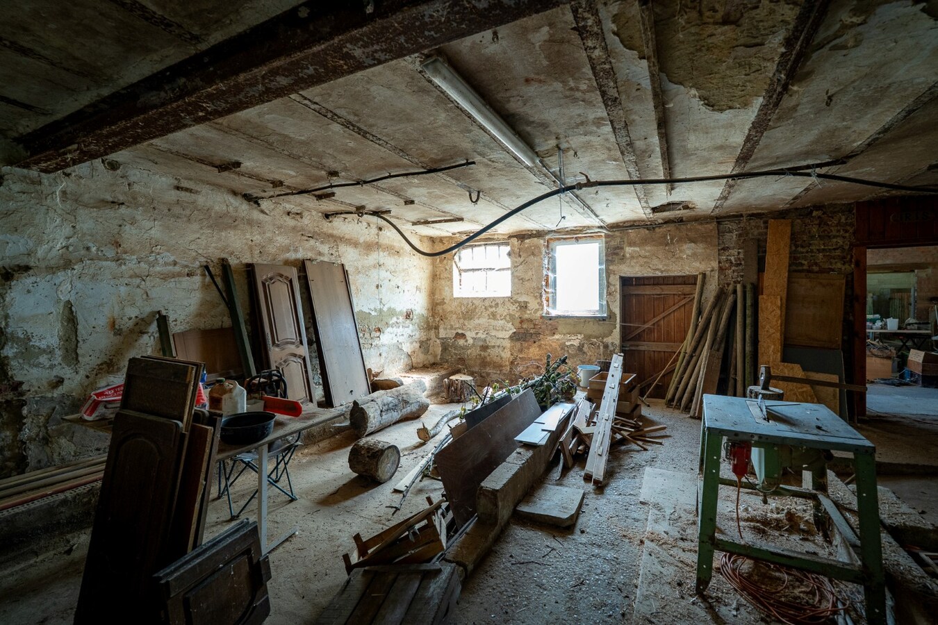 Ruime woning met buitenpiste en kleine binnenpiste op ca. 1,03ha te Hoeselt 